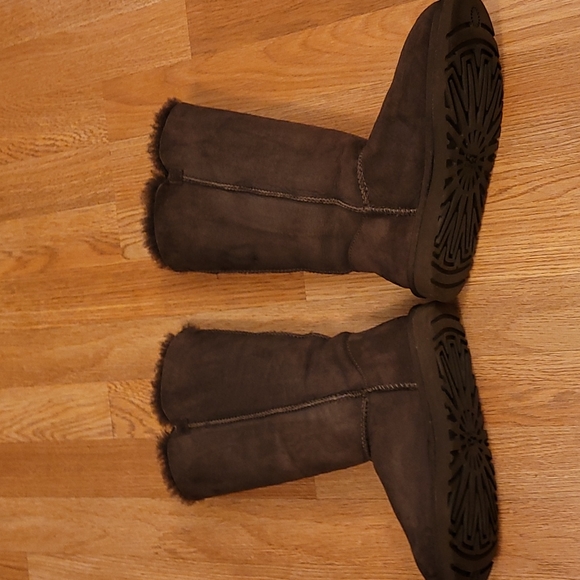 Ugg Bailey Button Triplet II BOOT in dark brown. Size 5 - Picture 4 of 13